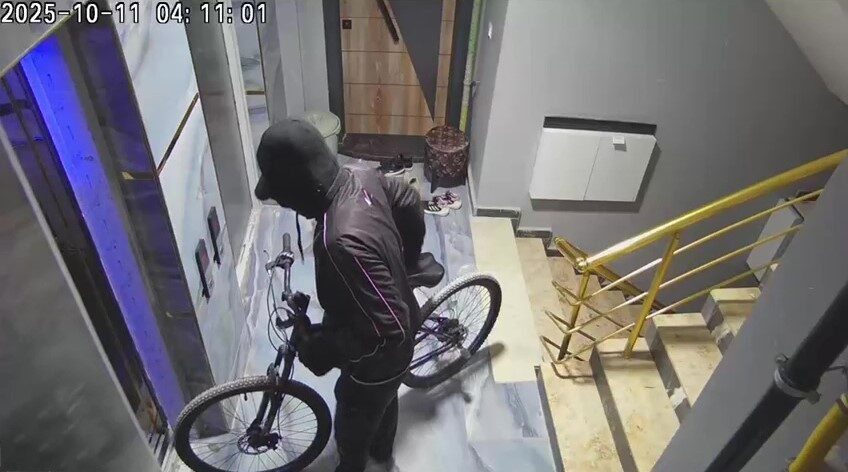 Adana'nın Seyhan ilçesindeki bir apartmana maskeli bir hırsız girdi. Bisikleti
