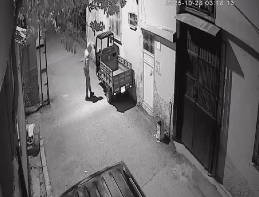 Adana'nın Seyhan ilçesinde bir kişi, yüzünü kapüşonla gizleyerek park edilen