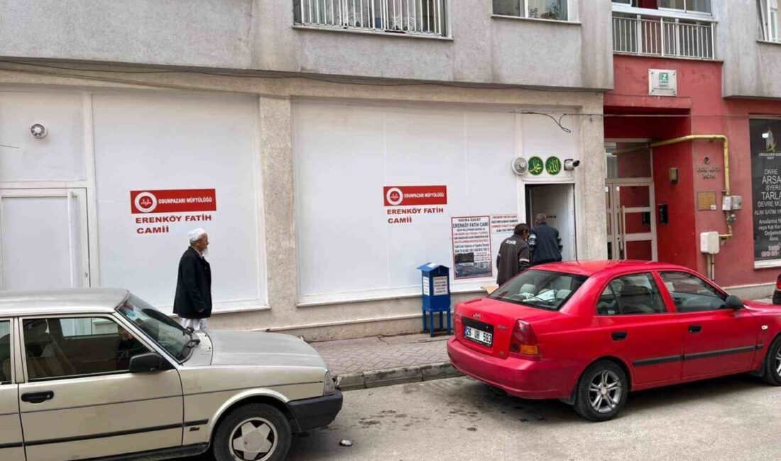 Eskişehir’de Yıkılan Camiden Sonra Cemaat Geçici İbadet Alanına Taşındı Eskişehir'de, yıkılan Erenköy Fatih Camii'nin cemaatine, geçici olarak bir apartmanın