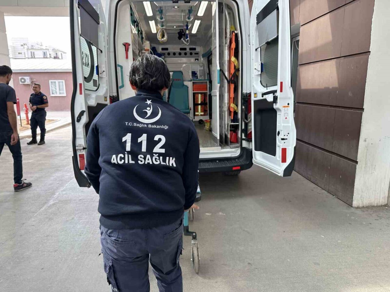 Adıyaman'da zeytin toplamak amacıyla ağaçta bulunan H.A., dengesini kaybederek düştü
