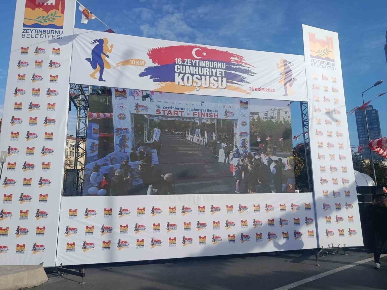 Zeytinburnu'nda düzenlenen 16. Uluslararası Cumhuriyet Koşusu, 1707 sporcunun katılımıyla gerçekleştirildi.