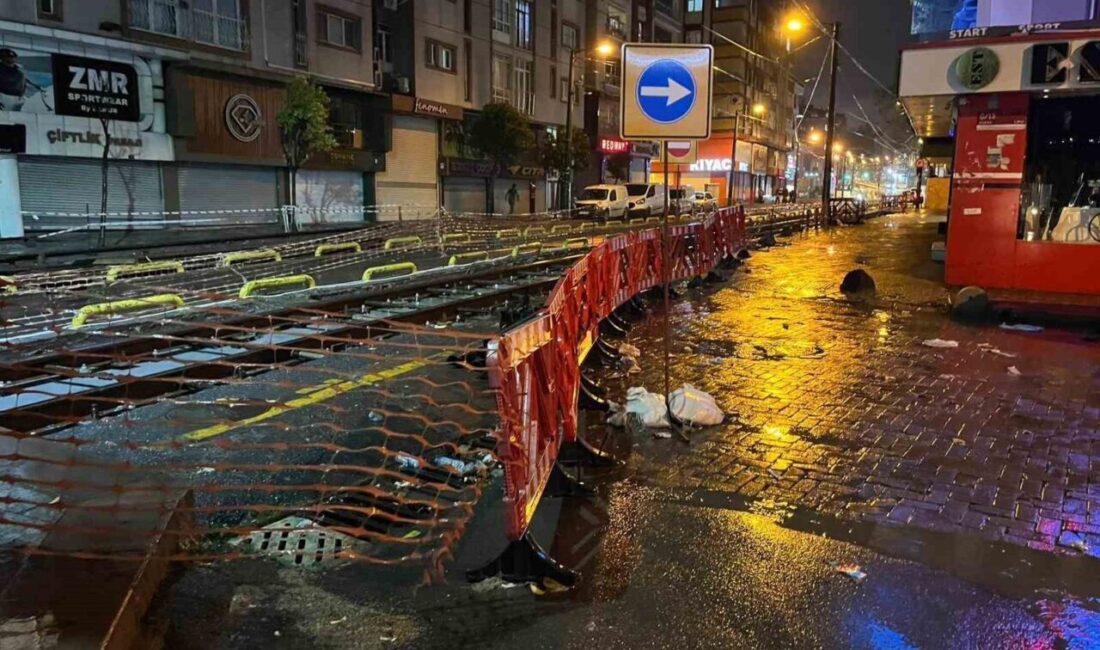 Zeytinburnu'nda bir otomobil, tramvay yoluna girerek sıkıştı. 02 AAF 245