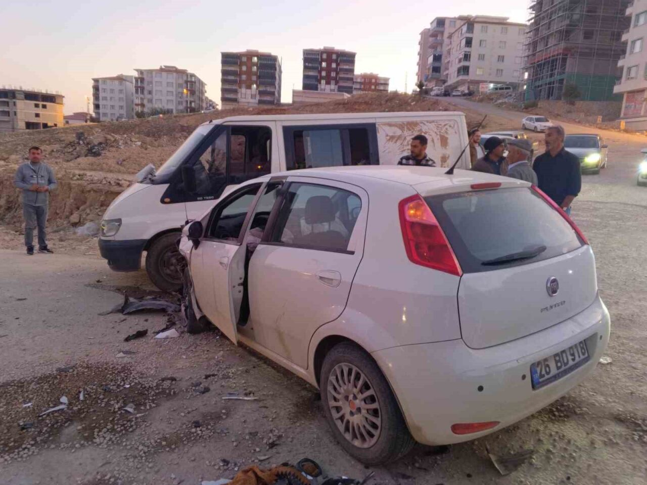 Adıyaman'ın Besni ilçesinde üç aracın karıştığı zincirleme kazada, F.B. ve