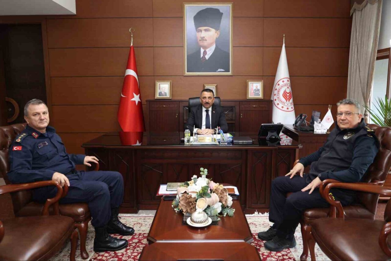 Zonguldak'ta Vali Osman Hacıbektaşoğlu liderliğinde yapılan toplantıya İl Jandarma Komutanı