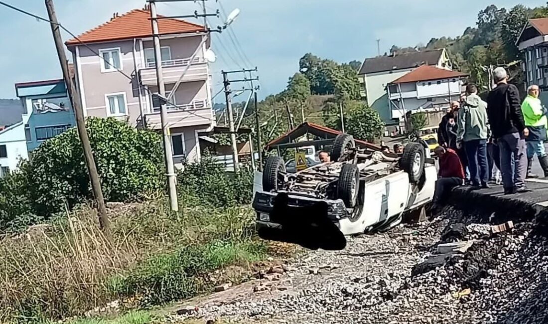 Zonguldak'ın Devrek ilçesinde, Çaydeğirmeni beldesinde yabancı plakalı bir otomobil, İl