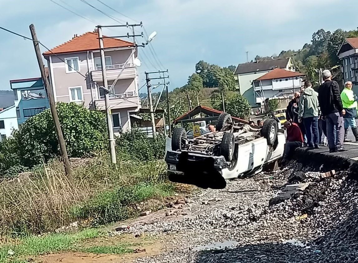 Zonguldak'ın Devrek ilçesinde, Çaydeğirmeni beldesinde yabancı plakalı bir otomobil, İl