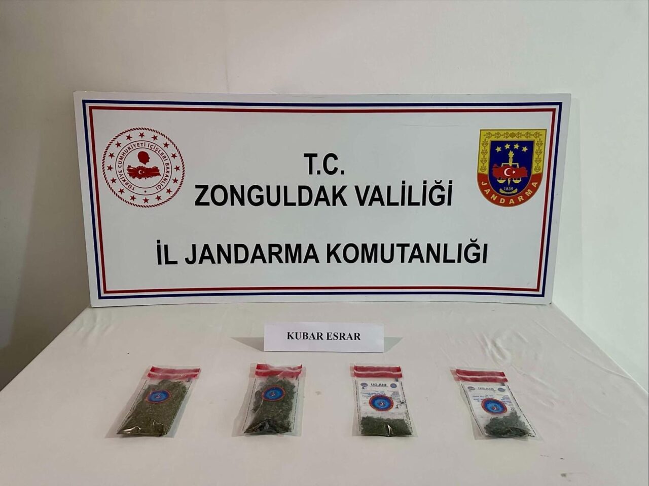 Zonguldak'ta jandarma, Merkez, Çaycuma ve Kdz. Ereğli ilçelerinde gerçekleştirdiği uyuşturucu