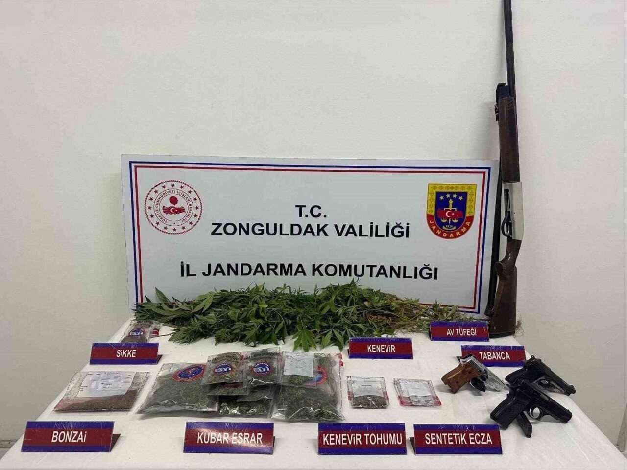 Zonguldak'ta jandarma ekipleri, Alaplı'da düzenledikleri operasyonda 308 gram esrar, 27
