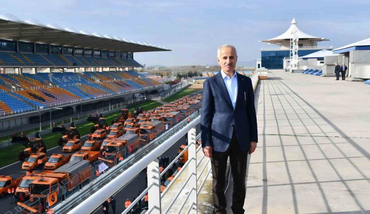 Ulaştırma ve Altyapı Bakanı Abdulkadir Uraloğlu, zorunlu kış lastiği uygulamasının