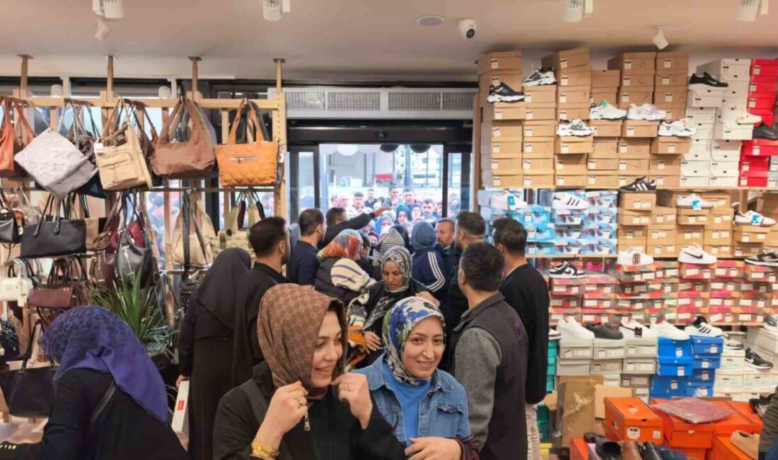 İnegöl’de Mağaza Açılışı İzdihama Sebep Oldu, Ürünler 10 Liradan Satışa Sunuldu Bursa İnegöl'de yeni açılan bir mağaza, indirimli ürünleriyle yoğun ilgi