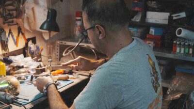 Derince’deki "Ocakhane" atölyesinde antika onarımı ve metal tasarım yapan Ender