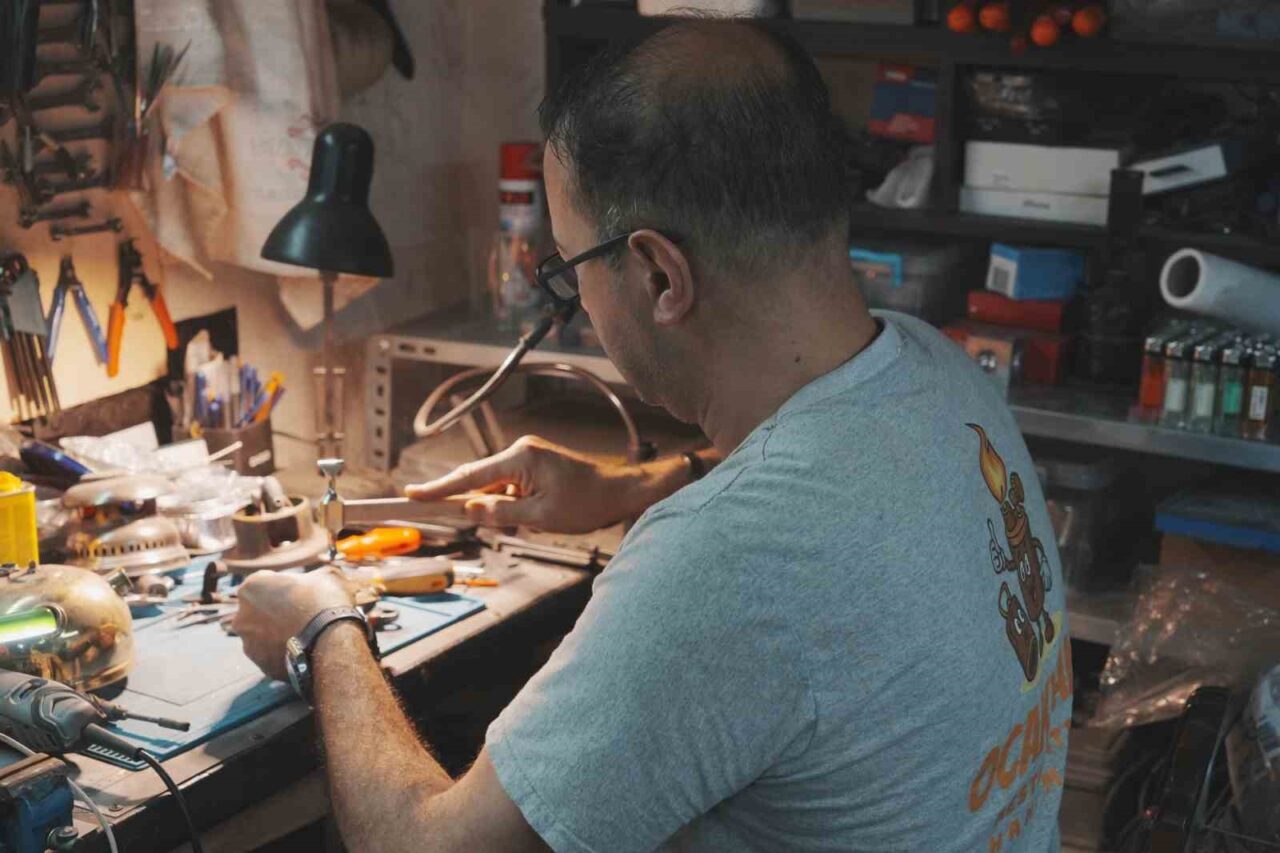 Derince’deki "Ocakhane" atölyesinde antika onarımı ve metal tasarım yapan Ender