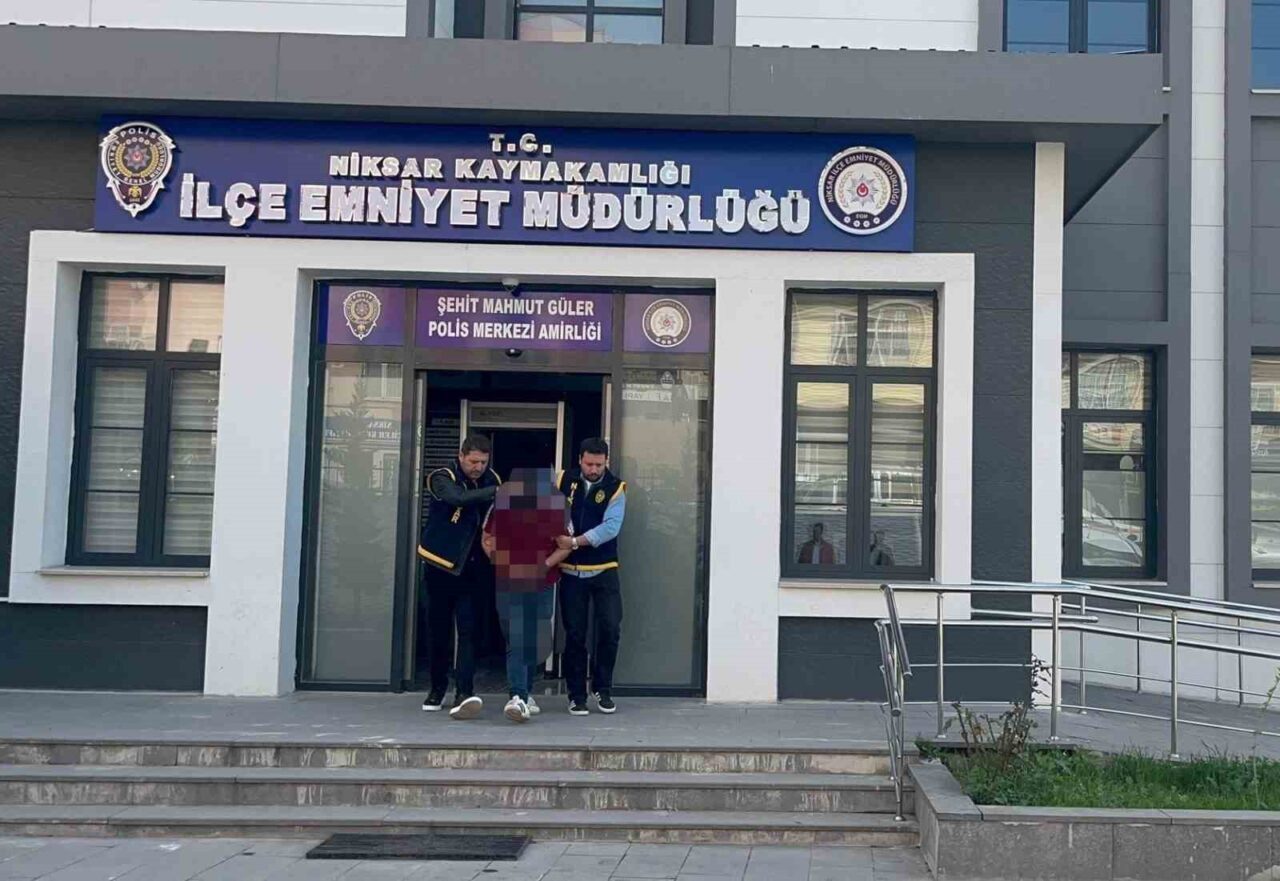 Tokat'ın Niksar ilçesinde, polis ekipleri Ünye Ağır Ceza Mahkemesi tarafından