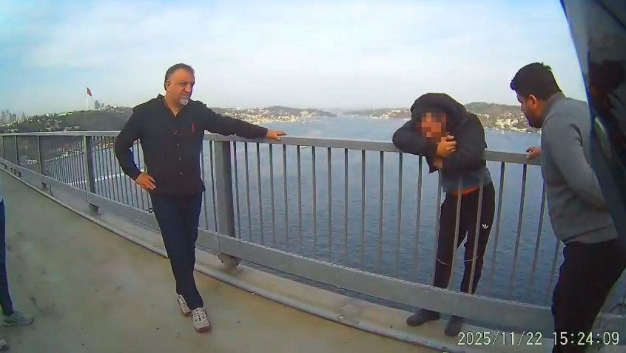 İstanbul 15 Temmuz Şehitler Köprüsü'nde intihar girişiminde bulunan bir kişi,