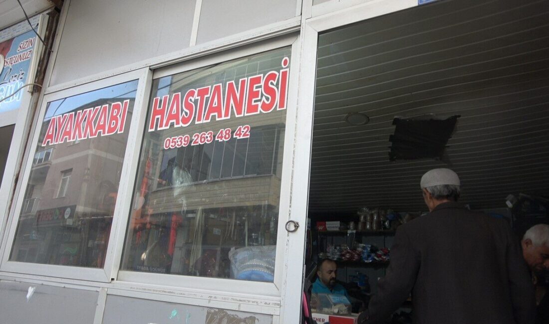 Bingöl’de Ayakkabı Tamirciliği Yapan Mahfuz Koçdağı, Çırak Eksikliği Nedeniyle Mesleğinin Geleceğinden Endişeli Bingöl'ün Solhan ilçesinde yaşayan Mahfuz Koçdağı, 15 yıldır küçük dükkanında