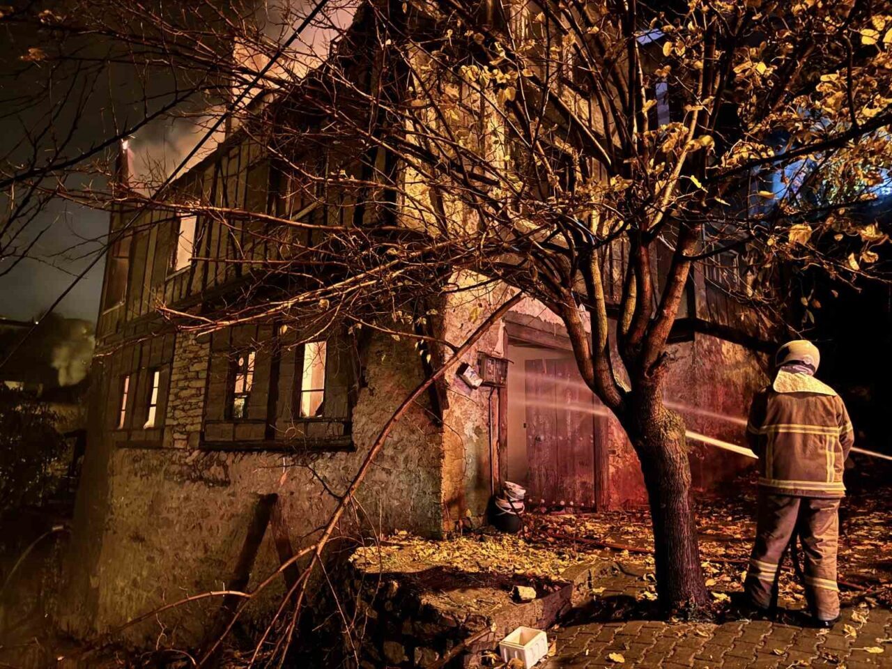 Safranbolu'da, Pınar Ç.’nin 150 yıllık tarihi konağında çıkan yangında, 5'i