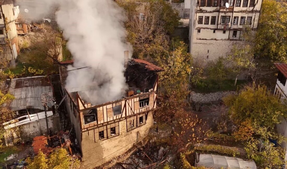Safranbolu’daki Tarihi Konağın Yanarak Küle Dönüşmesi Drone ile Görüntülendi Karabük'ün Safranbolu ilçesinde 150 yıllık bir konağın gece saatlerinde çıkan
