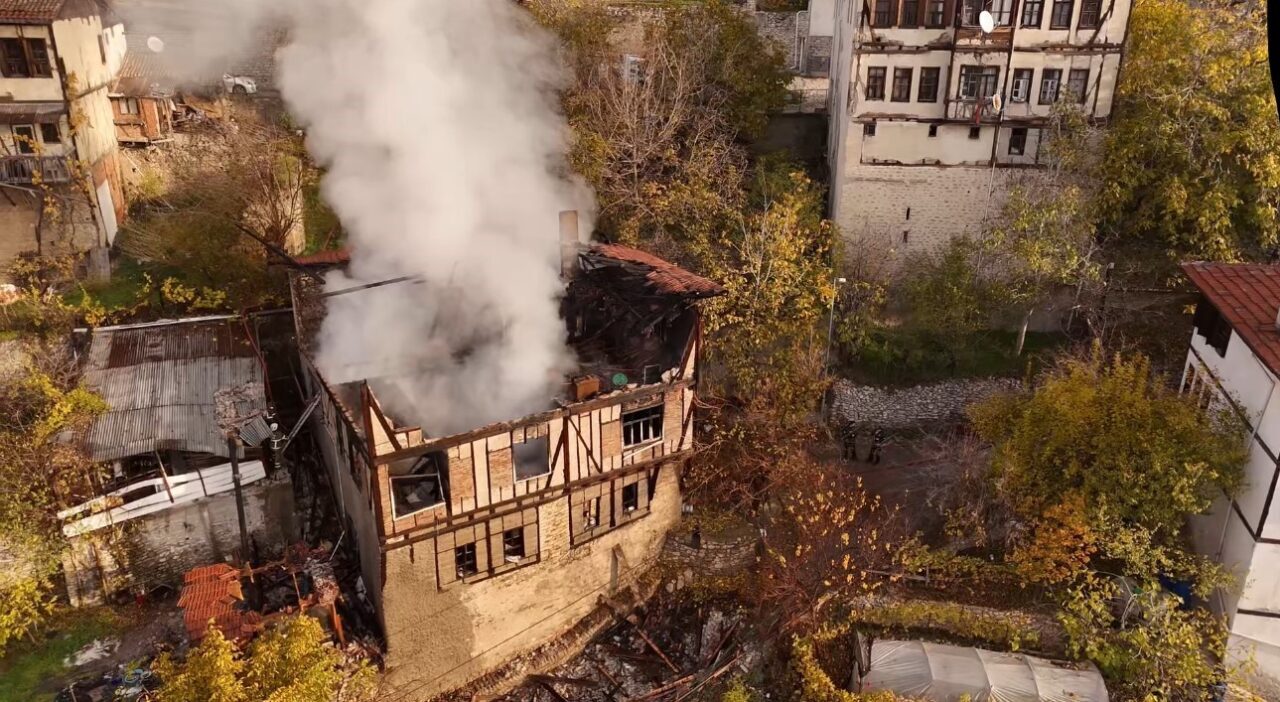 Karabük'ün Safranbolu ilçesinde 150 yıllık bir konağın gece saatlerinde çıkan