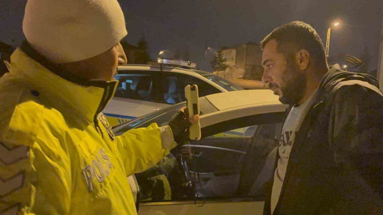 Kayseri'nin Kocasinan ilçesinde bir sürücü, alkol testi sonucunda 1.52 promil
