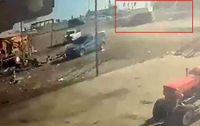 Diyarbakır’daki Trafik Kazasında İki Kişinin Hayatını Kaybettiği, Üç Kişinin Yaralandığı Anlar Güvenlik Kameralarına Yansıdı Diyarbakır-Batman karayolunda meydana gelen trafik kazasında, bir tırın iki araca