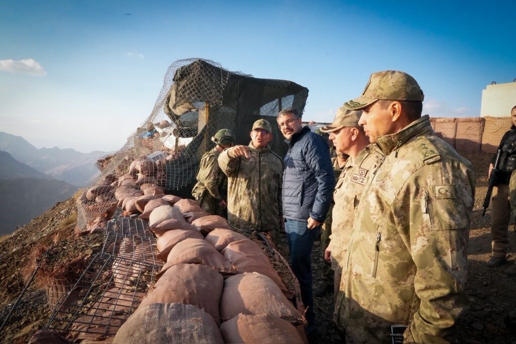 2. Ordu Komutanı Korgeneral Topaloğlu, Hakkari Valisi ile Sınır Bölgesindeki Askeri Üsleri Ziyaret Etti