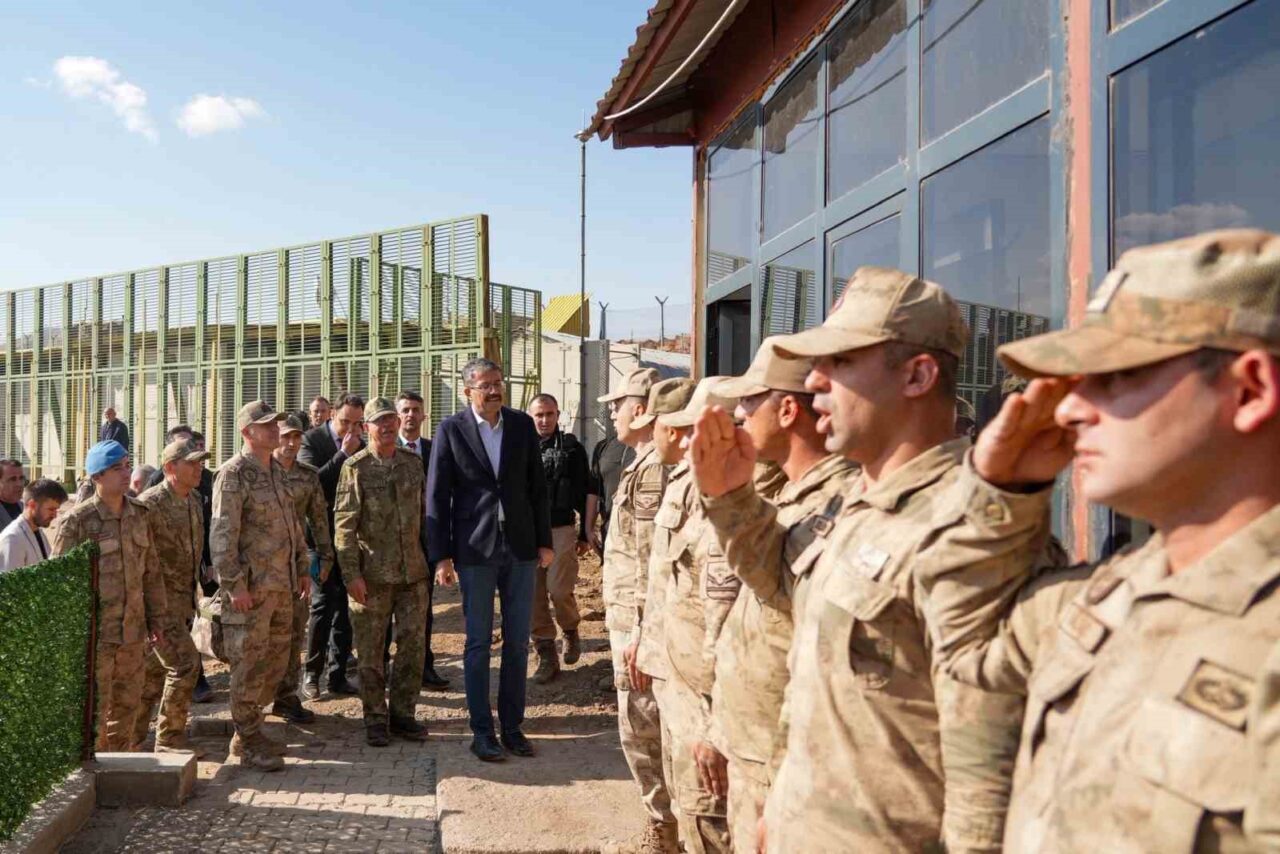 Hakkari Valisi ve 2. Ordu Komutanı Sınır Üssünde İncelemelerde Bulundu