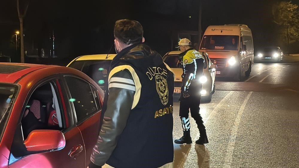 Düzce'de polis ve jandarma, suçların önlenmesi amacıyla yaptığı denetimlerde 21