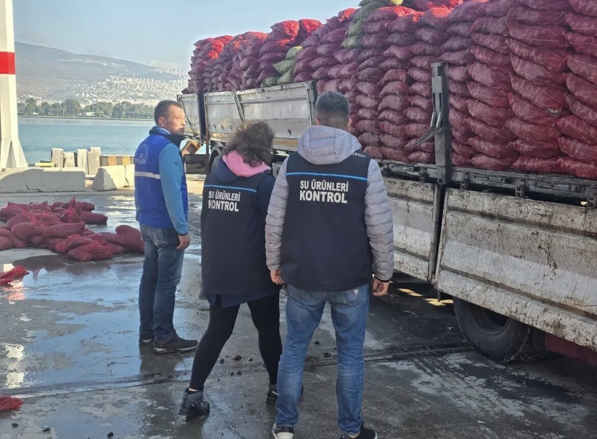 İzmir'de yapılan denetimlerde belgesiz olarak taşınan 27 ton kara midye