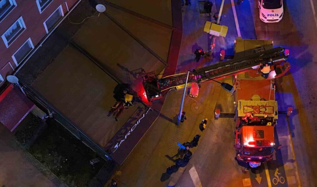 Eskişehir’de Düşerek Yaralanan Genç, İtfaiye Ekipleri Tarafından Kurtarılarak Hastaneye Sevk Edildi Eskişehir'de 23 yaşındaki Alican A., 8 katlı bir apartmanın 2.
