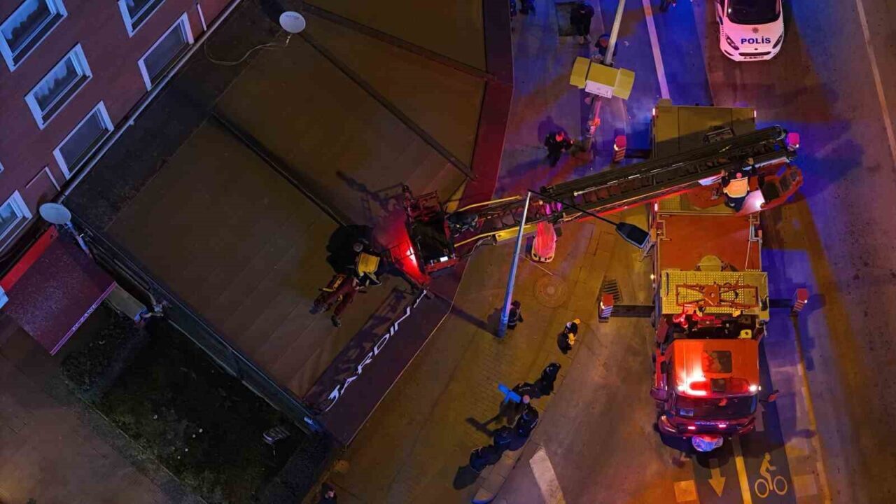 Eskişehir'de 23 yaşındaki Alican A., 8 katlı bir apartmanın 2.