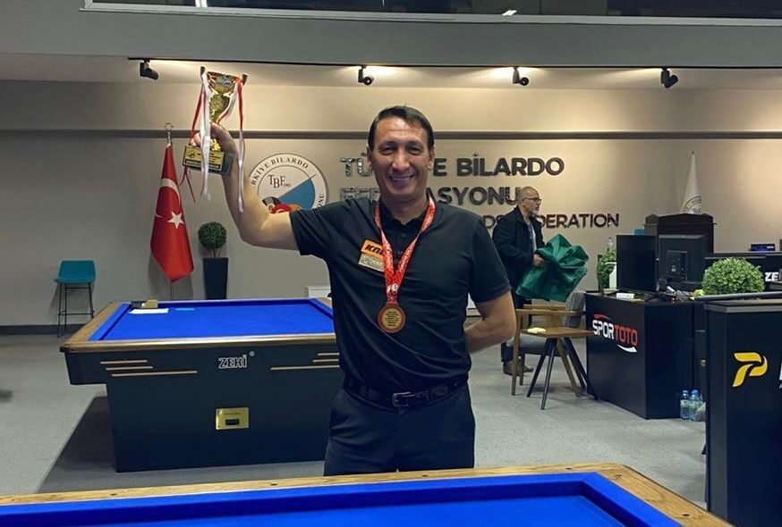 Düzceli Sporcu Ahmet Köseoğlu, Türkiye 3 Bant Bilardo Şampiyonası’nda Şampiyonluk Üstü! Düzceli oyuncu Ahmet Köseoğlu, Türkiye 3 Bant Bilardo Şampiyonası'nda B2
