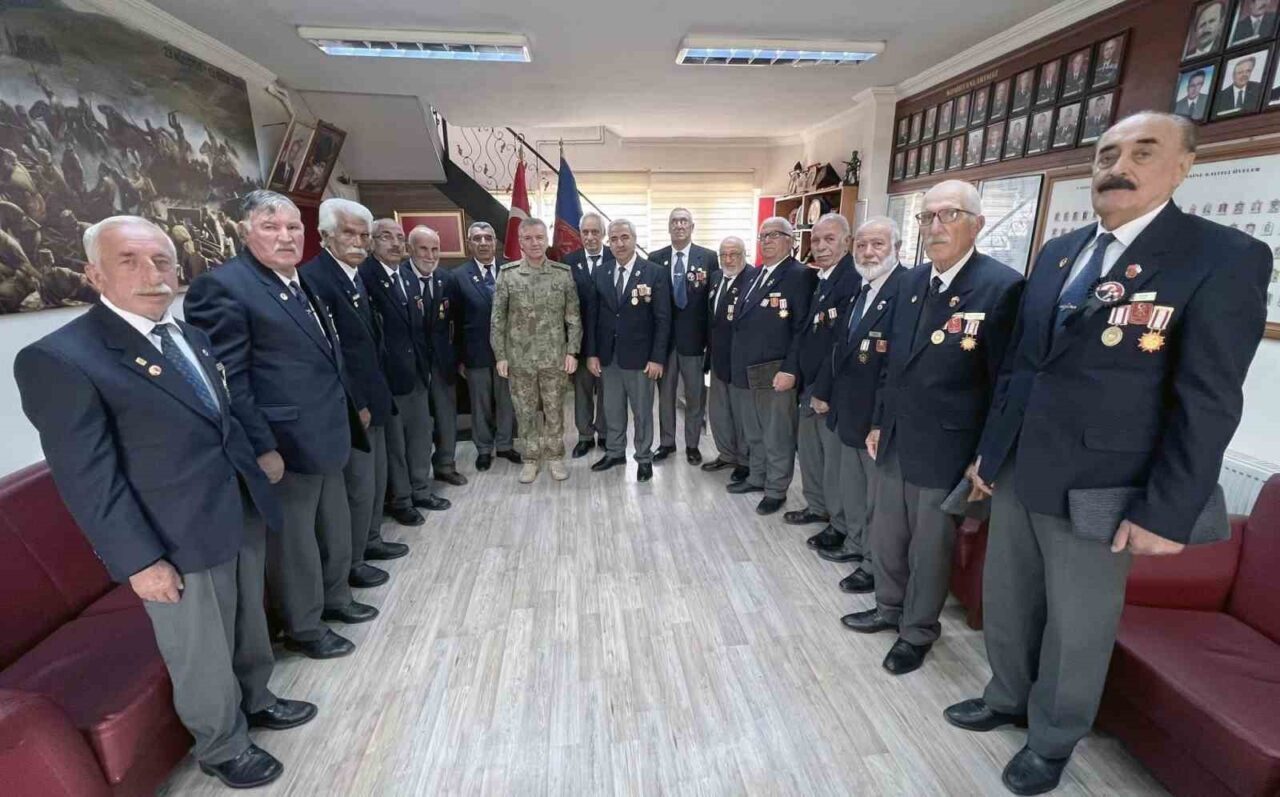 Korgeneral Tuncay Altuğ, Erzincan Muharip Gaziler Derneği’ni Ziyaret Ederek Gazilerle Bir Araya Geldi
