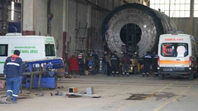 Kırıkkale'nin Yahşihan ilçesindeki Mach-Tech fabrikasında kaynak yaparken 3 tonluk sac