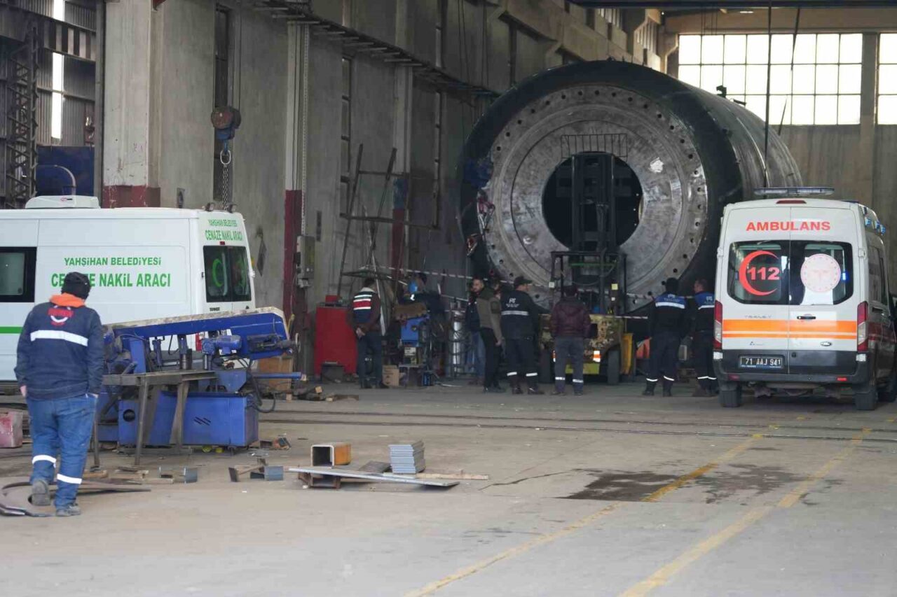 Kırıkkale'nin Yahşihan ilçesindeki Mach-Tech fabrikasında kaynak yaparken 3 tonluk sac