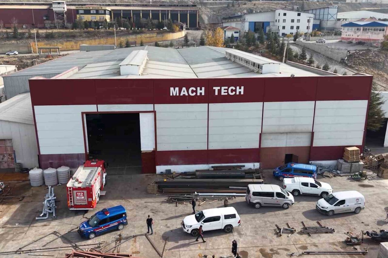 Kırıkkale'nin Yahşihan ilçesindeki Mach-Tech fabrikasında 3 tonluk sac levhasının altında