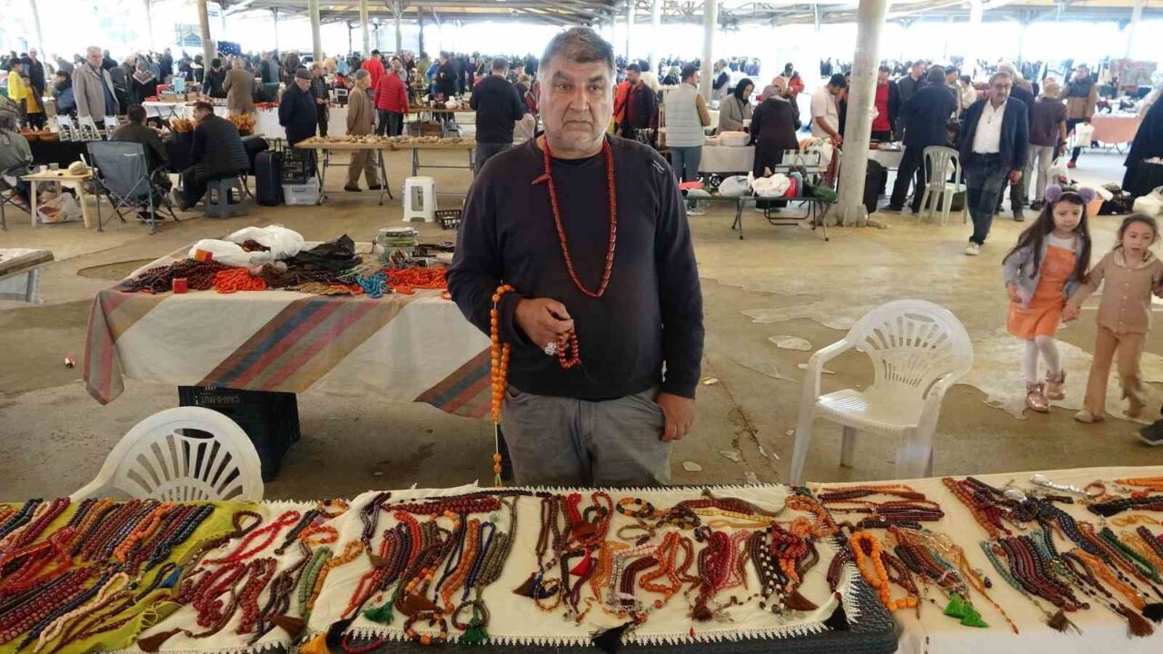 Erdal Sevinç, Kütahya'da 30 yıl boyunca tespih satışı yaparak, bu