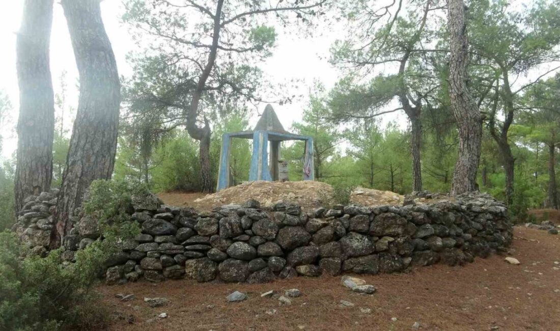 Muğla'nın Yatağan ilçesindeki 300 yıllık Oyuk Baba Ereni türbesi, define