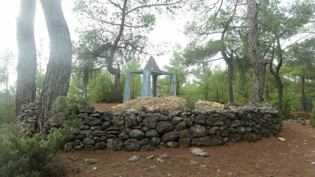 Muğla'nın Yatağan ilçesindeki 300 yıllık Oyuk Baba Ereni türbesi, define