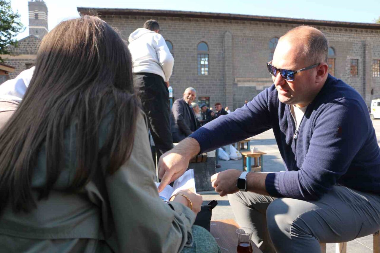 Ceren ve İbrahim Altay, Diyarbakır'a yerleşerek 90 model serçe otomobilleriyle