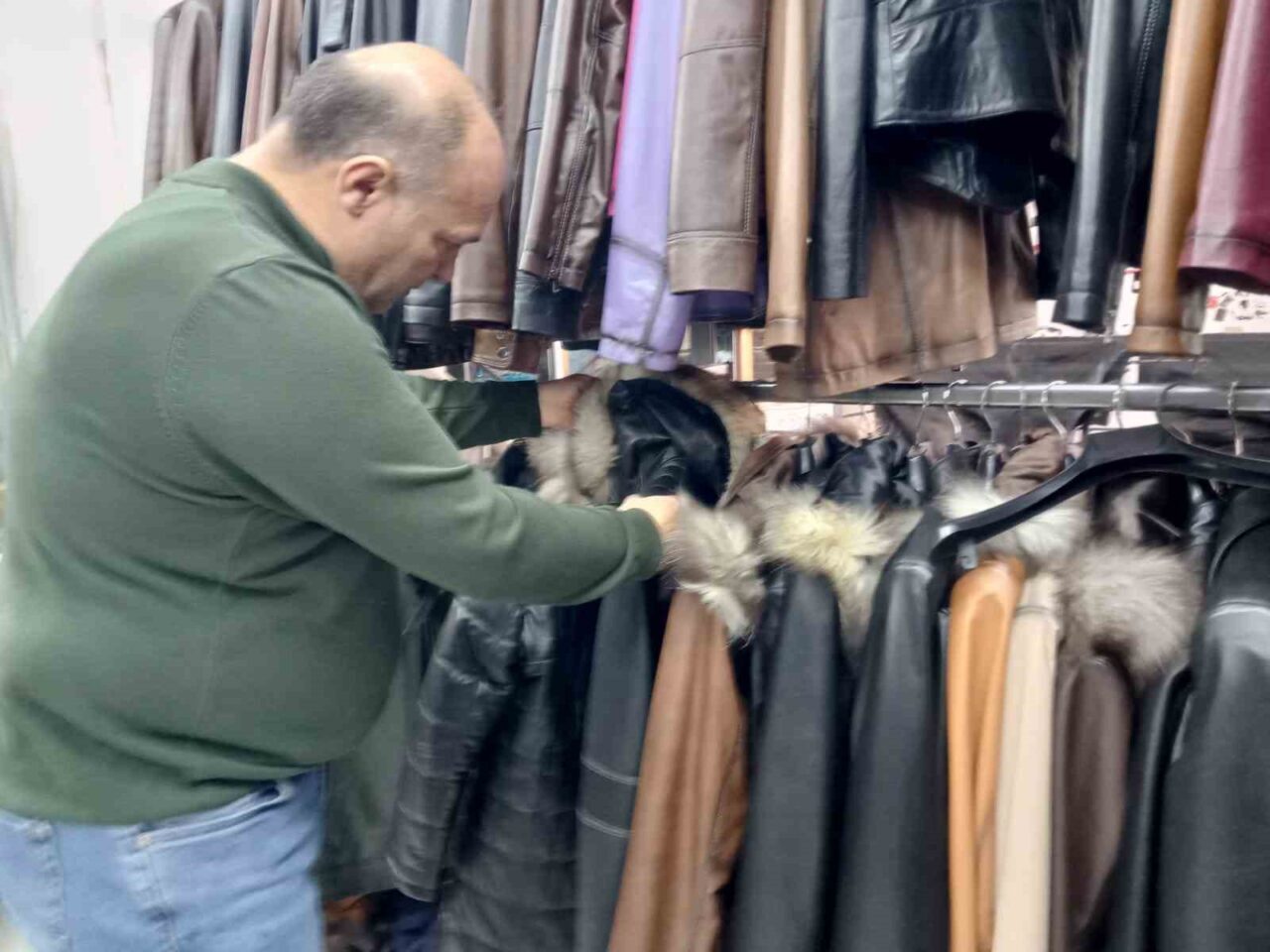 Denizli'de 36 yıldır deri ceket üreten Mehmet Çukur, dericilik sektöründe