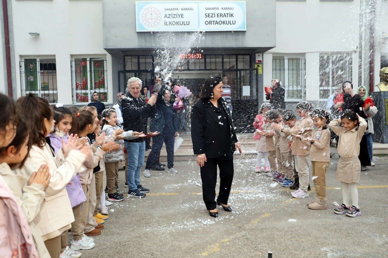Sakarya'nın Karasu ilçesindeki Aziziye İlkokulu'nda 39 yıl görev yapan öğretmen