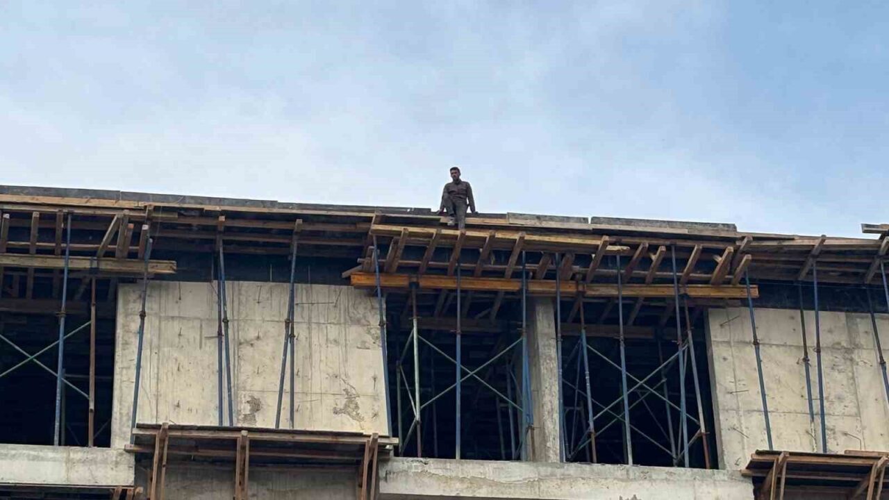 Bolu'da Kız Öğrenci Yurdu inşaatında çalışan iki işçi, 4 aydır