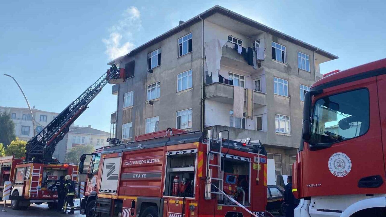 Kocaeli'nin Kartepe ilçesindeki 4 katlı bir binanın en üst katındaki