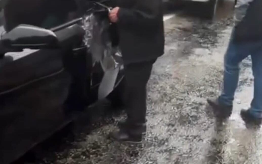 Saimbeyli’de Düşen Kaya Parçası Bir Araçta Hasara Neden Oldu, Neyse Ki Can Kaybı Yok Adana'nın Saimbeyli ilçesinde 4 öğretmenin hayatını kaybettiği bölgede tekrar düşen