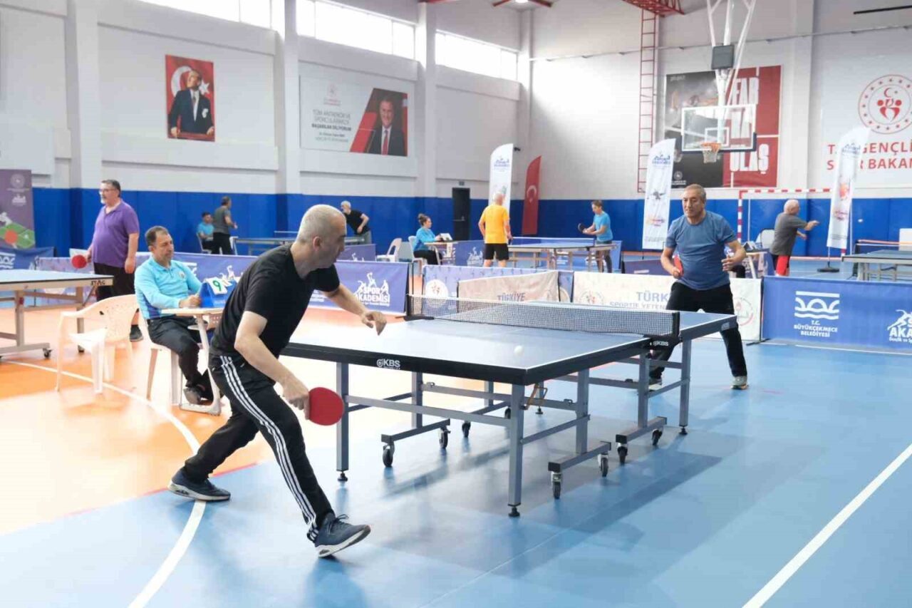 Büyükçekmece'de düzenlenen 40 Yaş Üstü Masa Tenisi Turnuvası, 70 sporcunun