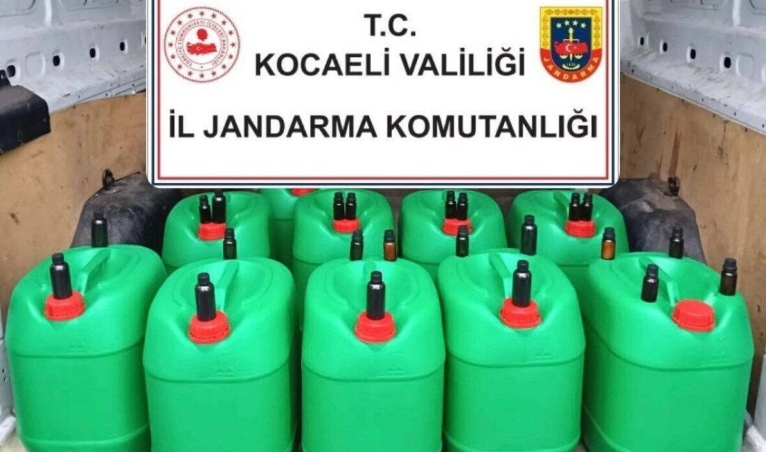 Kocaeli'de jandarma ekiplerinin gerçekleştirdiği operasyonda, bir araçta 400 litre sahte