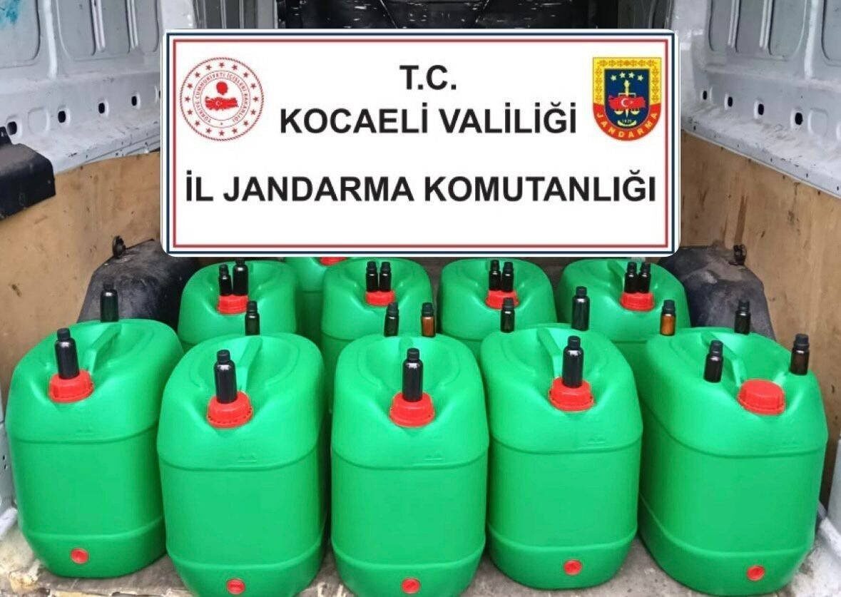 Kocaeli'de jandarma ekiplerinin gerçekleştirdiği operasyonda, bir araçta 400 litre sahte