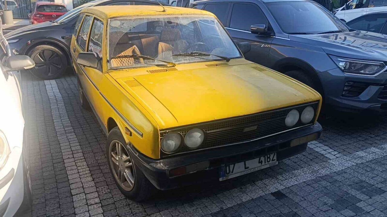 Manavgat’ta Hastane Bahçesinde Satılık 1984 Model Tofaş Kartal İlgi Odağı Oldu