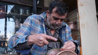 Gaziantep'te 43 yıldır bakırcılık yapan 59 yaşındaki Mustafa Üzümcü, mesleğin
