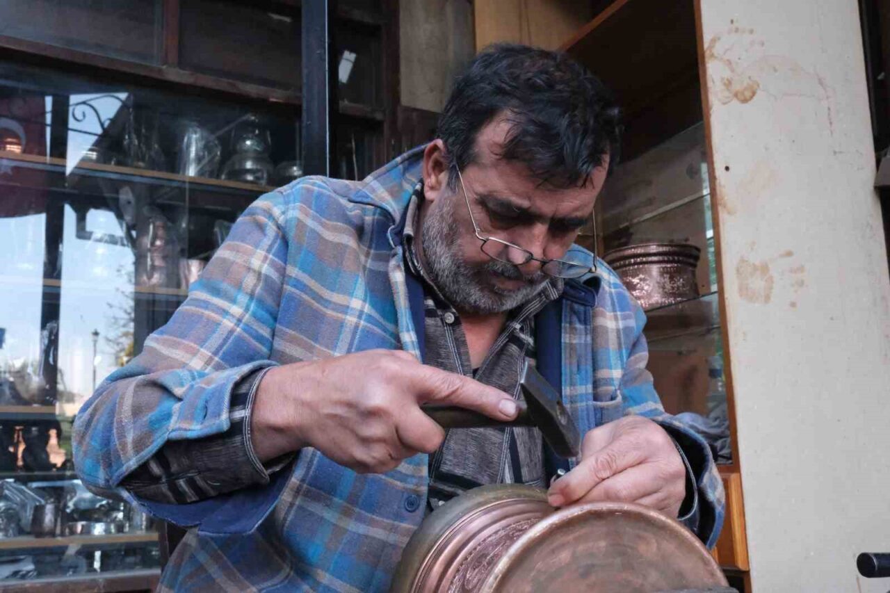 Gaziantep'te 43 yıldır bakırcılık yapan 59 yaşındaki Mustafa Üzümcü, mesleğin